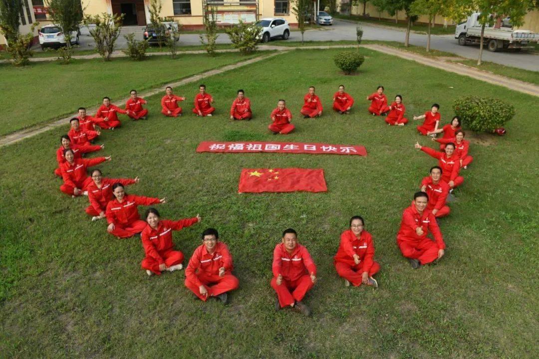 姚笛41岁转行导演,嘴瘪显老态,新剧条幅揭示野心!
