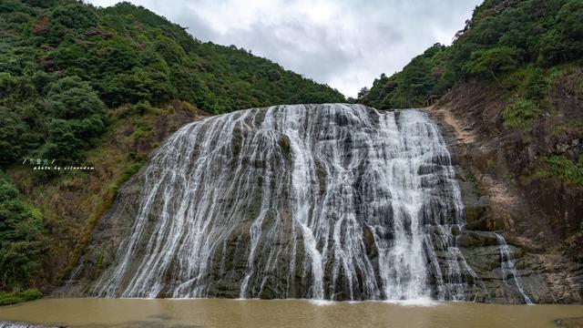 美媒公布画面:加沙57岁老人牵孙子撤离 虽举白旗仍被射杀