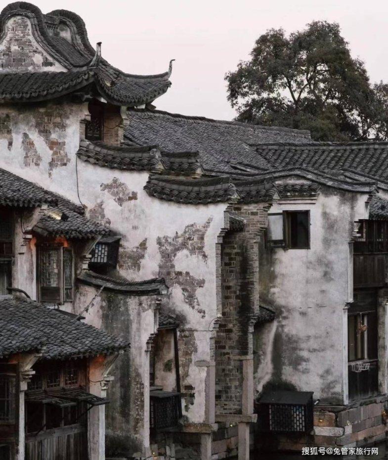 泪目，消防员在云南地震灾区废墟下找到手拉手的夫妻